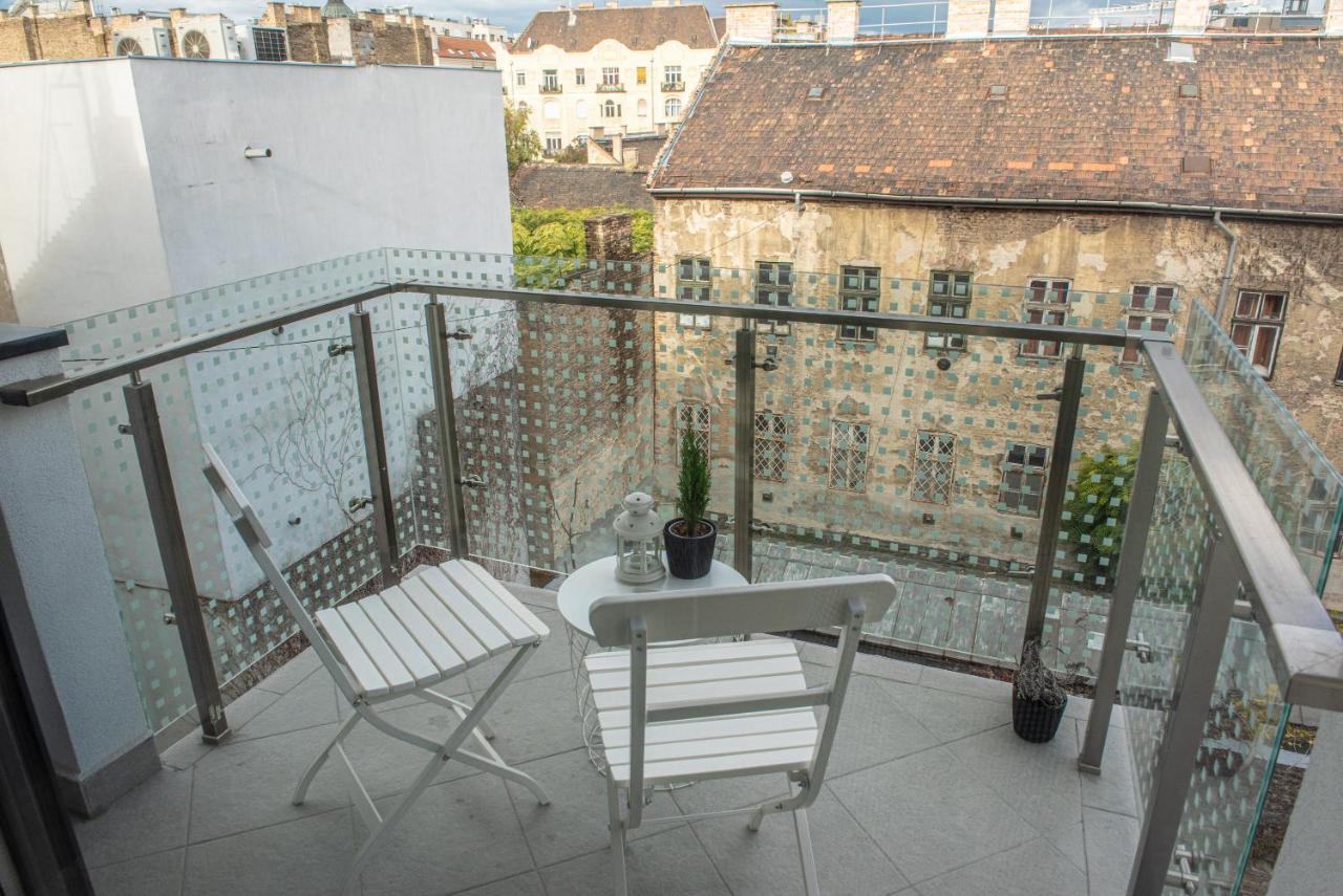 Dob36 With Free Private Parking And Balcony Boedapest