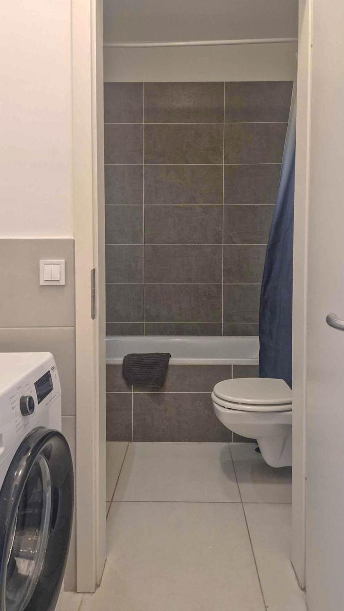Dob36 With Free Private Parking And Balcony Apartment *